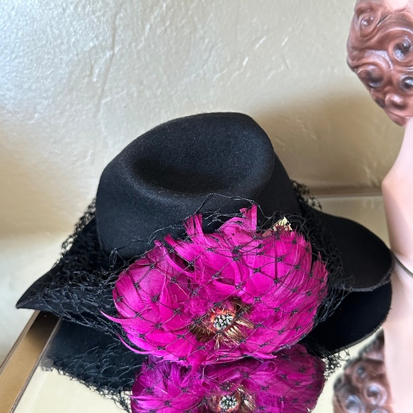 PRETTY 1940s\' BLACK FELT HAT WITH FUCHSIA FEATHER \